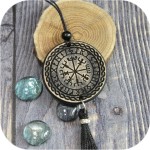 Оберег в машину «Вегвизир в Футарке» двусторонний, с руной Оберег в машину «Вегвизир в Футарке» двусторонний, с руной