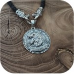 Серебряный оберег «Волк с камнем»