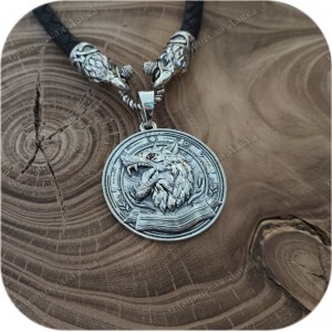 Серебряный оберег «Волк с камнем»