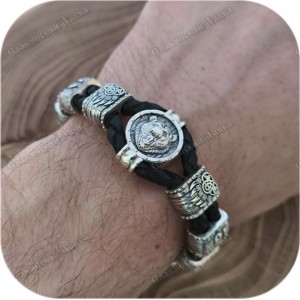 Браслет кожаный с бусинами из серебра «Медведь»