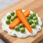 Горошек с морковью в сметанном соусе