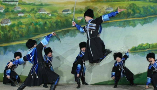 Казаки пляшут на сцене