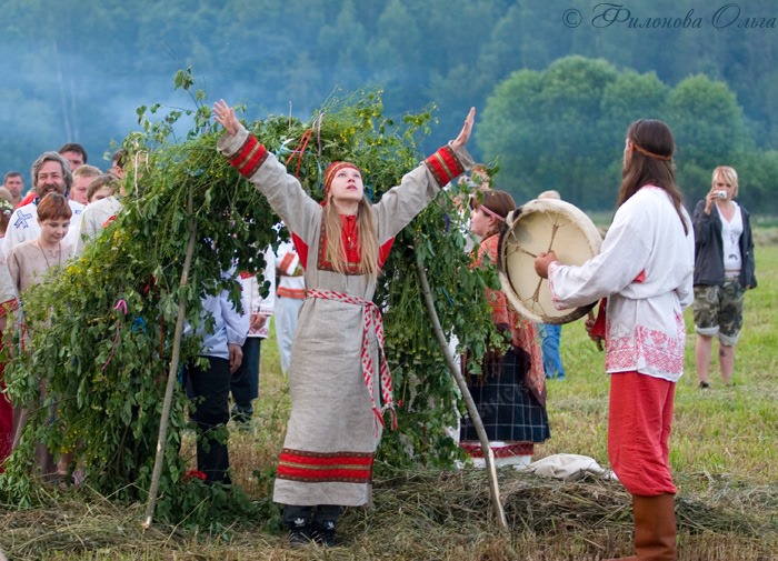 Славянский обряд с бубном